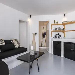 Elmina In Apartment