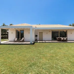 Villa Mavra *