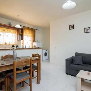 En Elladi Apartment *