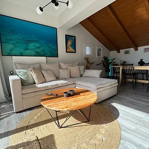 Arty Loft With Sea & Views Apartment