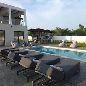 Cozy Aura Residence, By Tk Management *